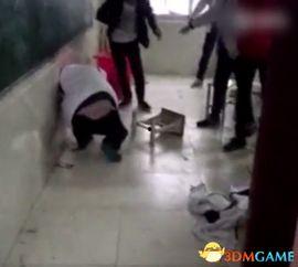 男生持钢管打人背景,钢管挥舞下的血腥冲突